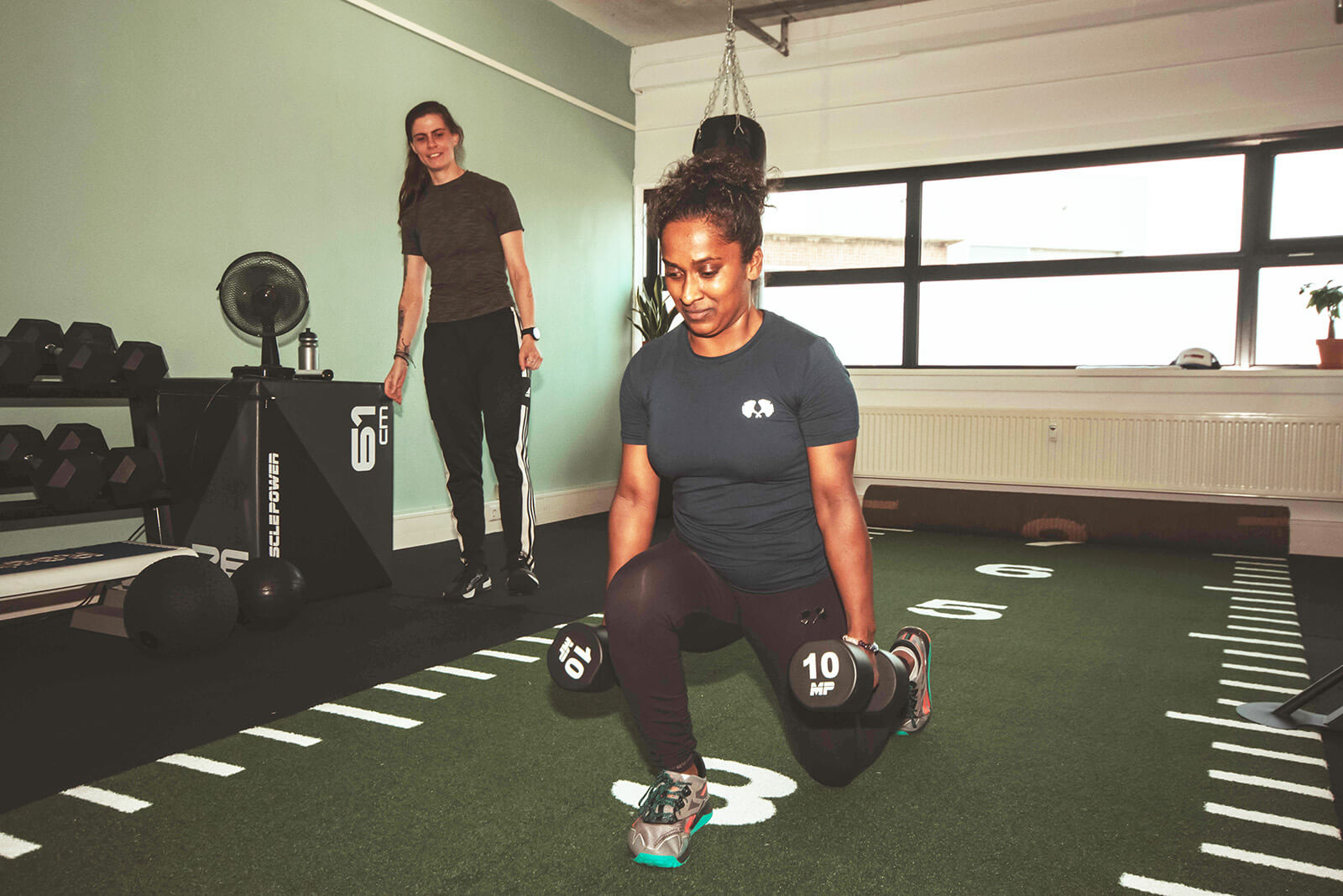 Veron van Veerkracht personal training begeleid een client met weighted lunges