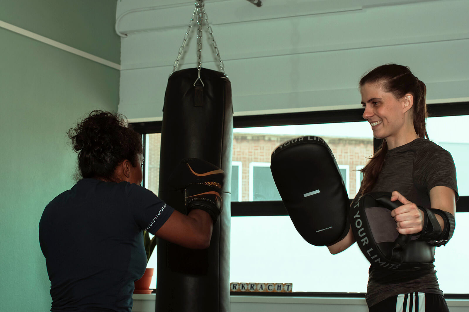 Veron begeleid een client met een bokstraining